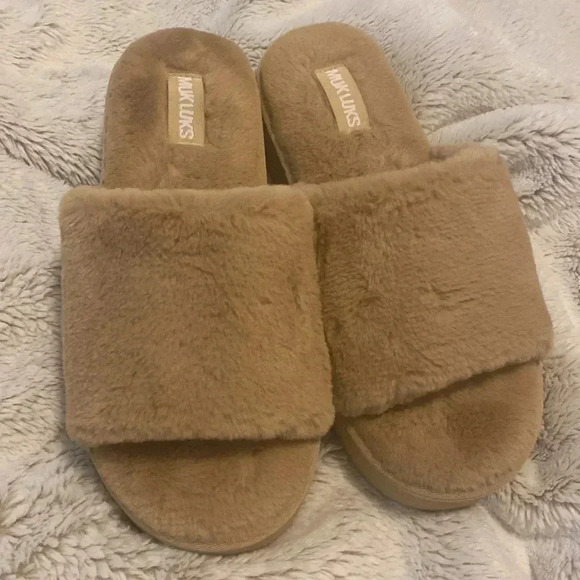 MUKLUKS Beige Platform Fuzzy KIRSTEY SLIDE SLIPPER Sz 7/8 - Picture 3 of 3